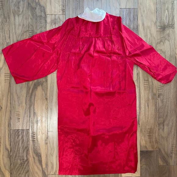 Excellent Condition Graduation Gown - Picture 5 of 8